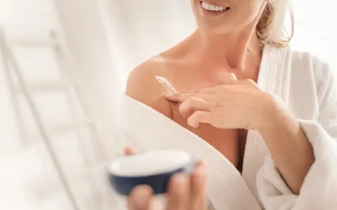 Czym się różni krem od balsamu? Odkryj kluczowe różnice i zastosowania