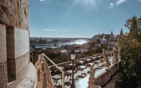 Widok na Dunaj i Budapeszt z tarasu restauracyjnego. Idealne miejsce, by zastanowić się, co robić w Budapeszcie.