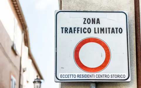 Cartello "ZTL attiva significato": zona a traffico limitato, eccetto residenti centro storico.