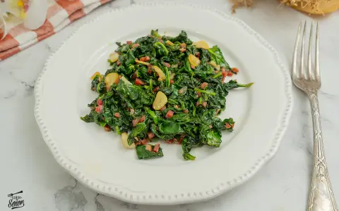 Deliciosas espinacas con jamón y ajo, un plato sencillo y sabroso.