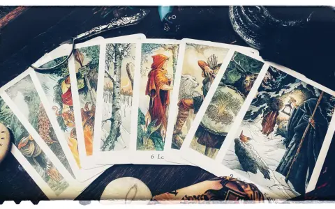 Rozłożona karta w tarocie z magicznymi ilustracjami postaci i zwierząt. W tle lupa i kostki do gry.