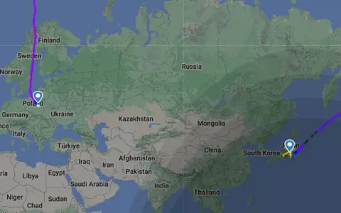 Trasa lotu z Polski do Japonii. Zastanawiasz się, ile się leci do Japonii? Mapa pokazuje długą podróż przez Europę i Azję.