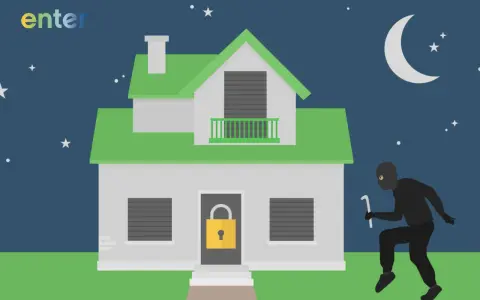Einbrecher nähert sich einem Haus mit einem Brecheisen. Eine Hausalarmanlage und Brandschutz sind wichtig für die Sicherheit.
