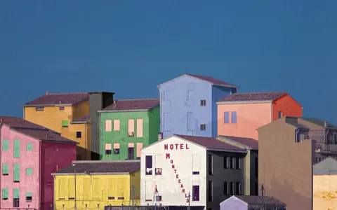 Case colorate e un cielo blu intenso, un paesaggio che ricorda le opere di Franco Fontana.