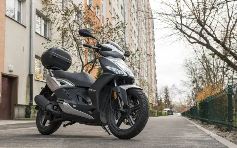 Tuning skutera: Jak zwiększyć moc i nie złamać prawa?