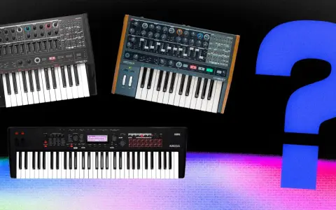 Synteza subtraktywna: trzy syntezatory, w tym dwa Arturia Minibrute 2 i Korg Kross, obok wielkiego znaku zapytania.