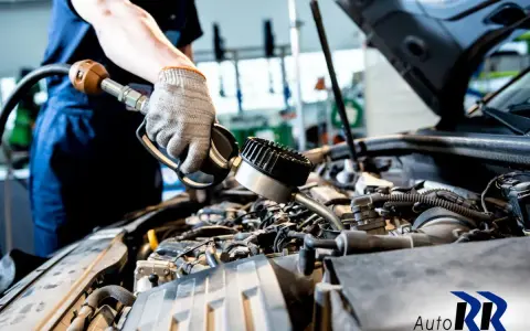 Mecánico revisa el motor de un coche con un manómetro. ¿Qué motor lleva mi coche?