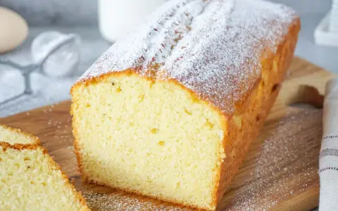 Ein saftiger Rührkuchen, bestäubt mit Puderzucker, perfekt für ein einfaches Kuchen Rezept.