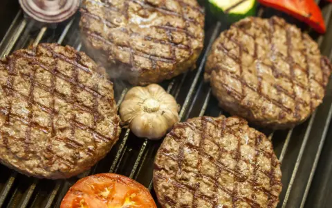 Jak usmażyć burgera? Sekret soczystości i smaku