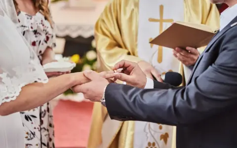 Ślub kościelny w Polsce: Twoje małżeństwo ważne prawnie?