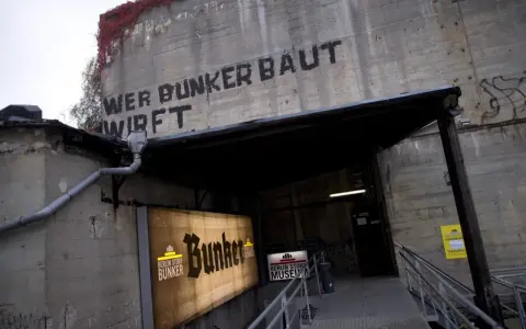 Eingang zum "Berlin Story Bunker", einem Museum, das Einblicke in die Geschichte des Führerbunkers bietet.
