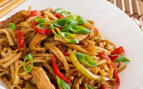 Pyszny makaron udon z kurczakiem i warzywami, idealny na szybki obiad. Prosty przepis na udon, który zachwyci każdego!