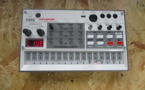Korg Volca Sample 2, kompaktowy sekwencer sampli, gotowy do tworzenia muzyki.