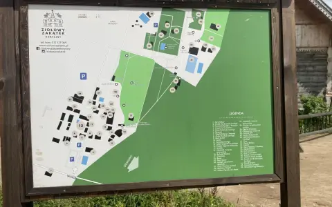 Mapa z zaznaczonymi **ciechanowiec atrakcje** w Ziołowym Zakątku Koryciny. Widoczne budynki, ogrody, stawy i inne punkty.