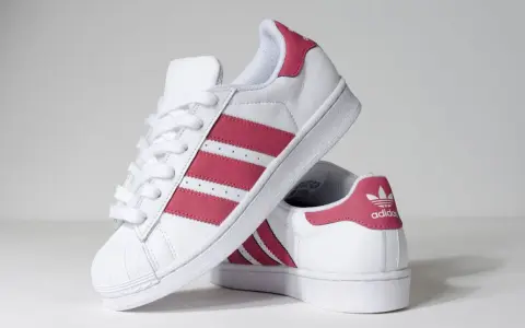 Białe buty sportowe Adidas Superstar z różowymi paskami. Rozmiar 37 1/3, idealne na stopę o długości 23,5 cm.