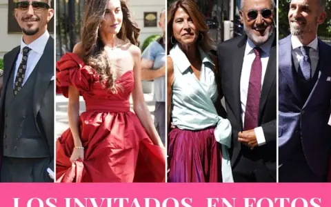 Varios invitados a la boda de Tamara Falcó, luciendo elegantes trajes y vestidos de fiesta.