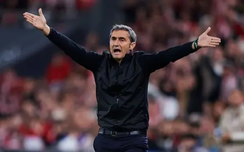 Ernesto Valverde, z pasją prowadzone drużyny, gestykuluje do swoich zawodników na tle trybun.