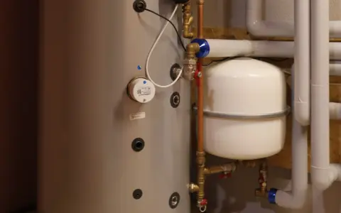 Zbiornik i naczynie przeponowe, gdzie montujemy naczynie przeponowe, to kluczowe elementy instalacji grzewczej.