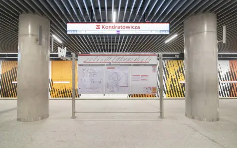 Tablica informacyjna na stacji **metro M2** Kondratowicza. Widoczne schematy stacji, sieci metra i informacje.