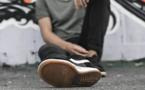 Scarpa da skate con suola consumata, tipica di chi pratica sport e ha un passo pronatore.