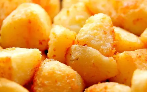 Patatas fritas doradas y crujientes, listas para disfrutar.