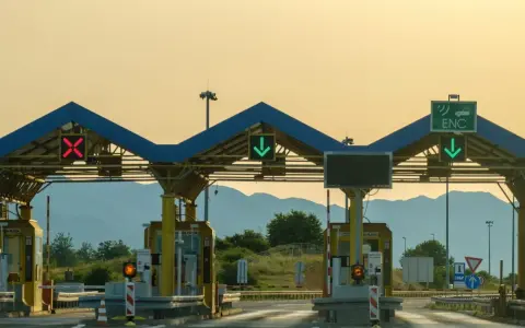Bramki autostradowe z czerwonym krzyżykiem i zieloną strzałką. Można tu kupić e-toll bilet jednorazowy.