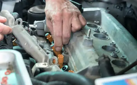 Mecánico instala inyectores. El ruido traqueteo motor diésel podría ser por esto.