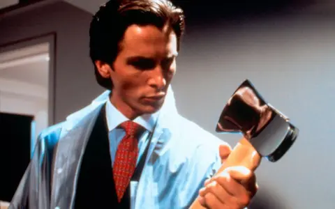Patrick Bateman, den amerikanska psyko, håller en yxa.
