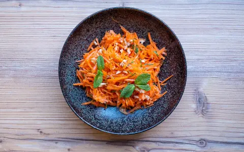 Ein bunter Karottensalat mit Minze und Nüssen, perfekt für ein leichtes karottensalat rezept.
