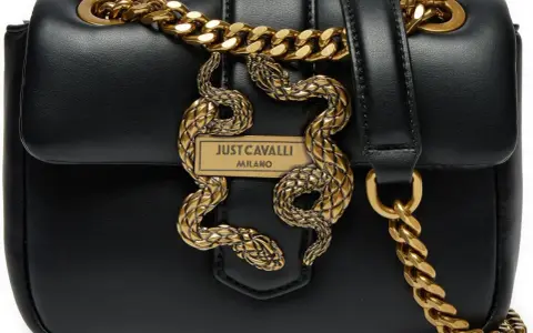 Elegancka, czarna torebka Just Cavalli z wężową aplikacją i złotym łańcuszkiem.