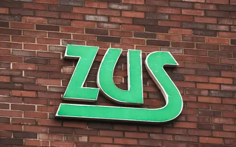 Zielone litery ZUS na ceglanej ścianie. Zastanawiasz się, subkonto co to? To miejsce, gdzie gromadzone są Twoje środki.