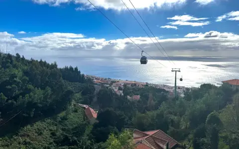 Seilbahn über Monte Madeira mit Blick auf das Meer und die Stadt.