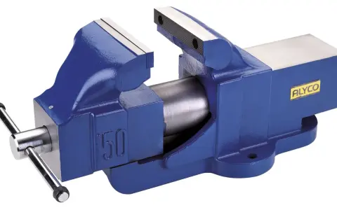 Tornillo de banco azul robusto, un ejemplo de los tipos de tornillo de banco para taller.