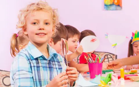 Ile opiekunek na dziecko w żłobku? Oto kluczowe przepisy i normy