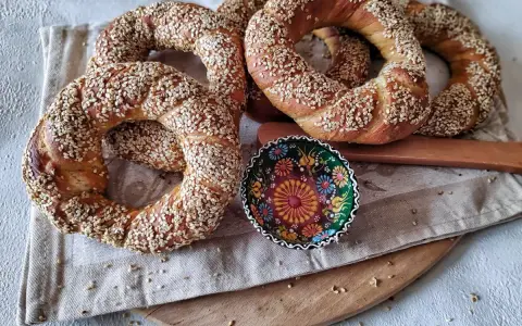 Pyszne simity posypane sezamem, idealne na śniadanie. Ten simit przepis jest prosty i szybki!