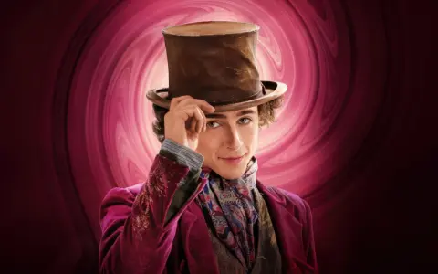 Młody Wonka, od ilu lat marzy o słodkościach? W aksamitnym płaszczu i cylindrze, z tajemniczym uśmiechem.