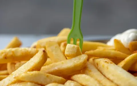 Czy pies może jeść frytki? Poznaj zagrożenia i bezpieczne zamienniki