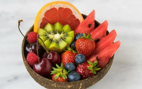 Un bol de fruits frais : fraises, myrtilles, cerises, kiwi, pastèque et pamplemousse. Un délice pour un régime fruit, combien de kilos perdu ?
