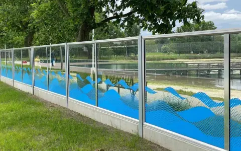 Nowy ekran akustyczny od sąsiada z motywem fal.