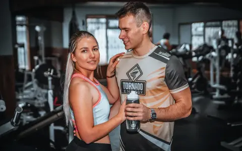 Para przygotowania do treningu, para omawia masaż sportowy techniki.