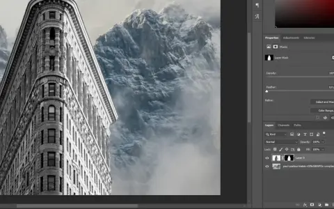 Edytowany w lut photoshop obraz przedstawia budynek w kształcie klina na tle mglistych gór.