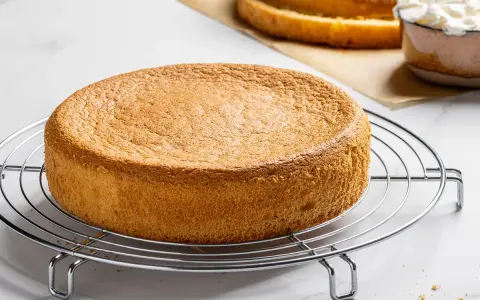 Un pan di spagna sofficissimo, dorato e invitante, pronto per essere farcito.