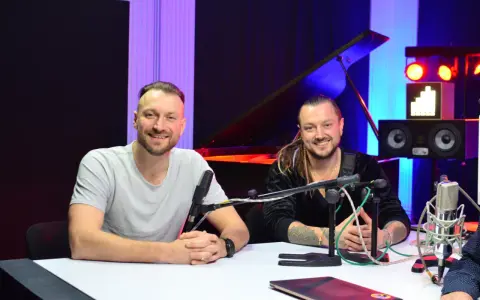 Aleksander Milwiw-Baron i jego kolega w studiu, gotowi do nagrania nowych utworów.