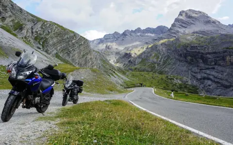 Dwa motocykle na górskiej drodze. Niesamowite widoki Słowacji podczas podróży motocyklem.