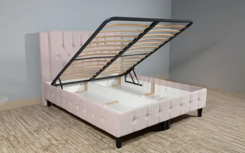 Cama canapé rosa con somier elevable, ideal para almacenar. La diferencia entre canapé y somier es el espacio de almacenamiento oculto.