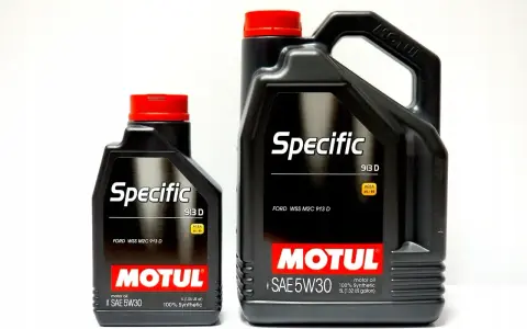 Dwa opakowania oleju silnikowego Motul Specific SAE 5W30. Czy Motul to dobry olej? Tak, ten syntetyczny olej spełnia normę Ford WSS M2C 913 D.
