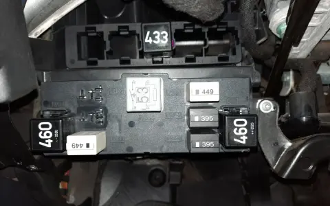 Audi A3 8P bezpieczniki opis: widok na skrzynkę bezpieczników z przekaźnikami o numerach 433, 53, 449, 395 i 460.