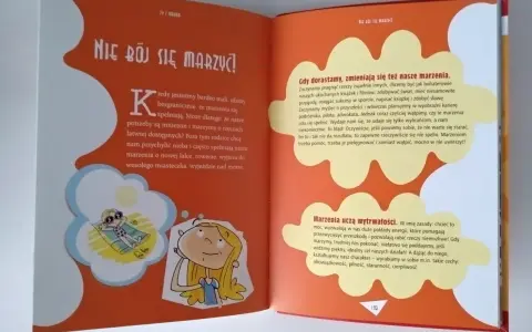 Dziewczynka z blond włosami marzy o wakacjach na plaży. Może to przyszły stażysta, który planuje swoje pierwsze wielkie podróże.