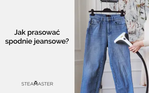 Jak prać jeansy? Para z urządzenia Steamaster usuwa zagniecenia z niebieskich spodni wiszących na wieszaku.