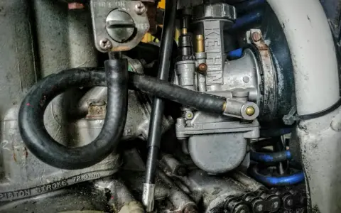 Silnik motocykla z widocznym gaźnikiem Keihin. Możliwe czyszczenie gaźnika bez rozbierania.